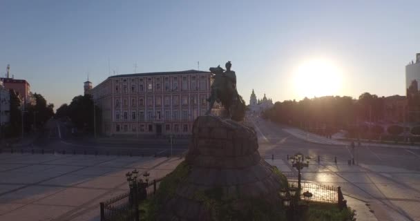 La piazza vuota vicino a Monumento a cosacco è il comandante Bogdan Khmelnitsky. Aerea — Video Stock