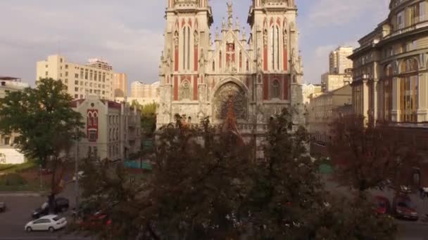 Catedral católica de San Nicolás en estilo gótico. Filmación aérea — Vídeo de stock