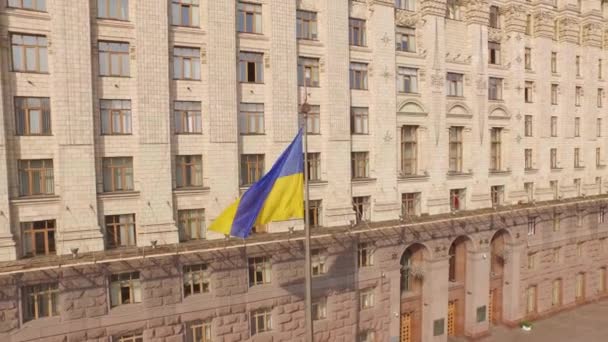 Khreshchatyk rue principale de l'Ukraine est capitale et bâtiment du conseil municipal — Video