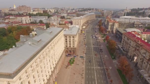 Khreshchatyk rue principale de l'Ukraine est capitale et bâtiment du conseil municipal — Video