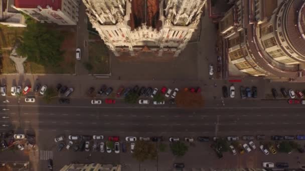 Catedral Católica Romana de São Nicolau em estilo gótico. Filmagem aérea — Vídeo de Stock