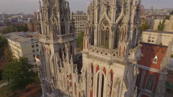 Catedral católica de San Nicolás en estilo gótico. Filmación aérea — Vídeo de stock