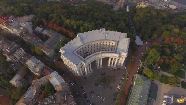 Ministerstwo spraw zagranicznych Ukrainy w pobliżu rzeki Dnieza. Widok z lotu ptaka — Wideo stockowe