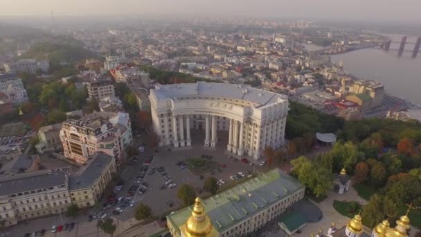 Ministério das Relações Exteriores da Ucrânia perto do rio Dnieper. Vista aérea — Vídeo de Stock