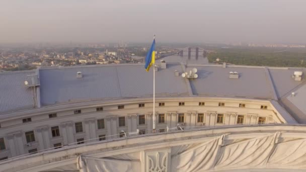 Ministerie van buitenlandse zaken van Oekraïne in de buurt van de rivier de Dnjepr. Luchtfoto — Stockvideo