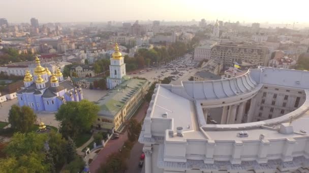 Ukrajna Külügyminisztériuma a Dnieper-folyó közelében. Légifelvétel — Stock videók