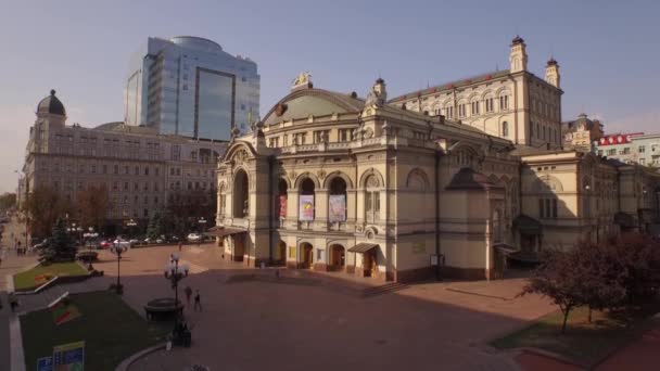 Strzały lotnicze kijowskiego Narodowego teatru akademickiego Opery i baletu — Wideo stockowe