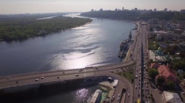 Büyük nehir dolgu üzerinde bir trafik sıkışıklığı havadan görünümü