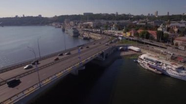 Büyük nehir dolgu üzerinde bir trafik sıkışıklığı havadan görünümü