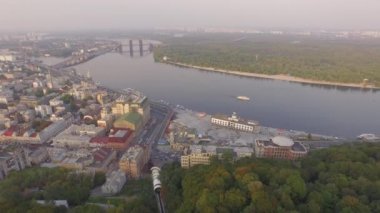 Hava kentsel görünümünü. Uçan büyük bir Nehri - Kiev tarihi alanı yakınında