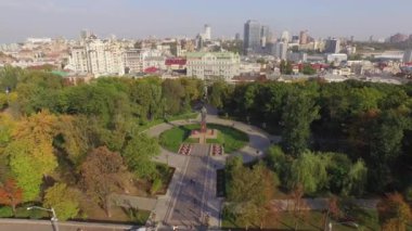 Yeşil central park ile Kiev T.Shevchenko anıt. Havadan görünümü.