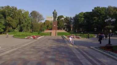 Yeşil central park ile Kiev T.Shevchenko anıt. Havadan görünümü.