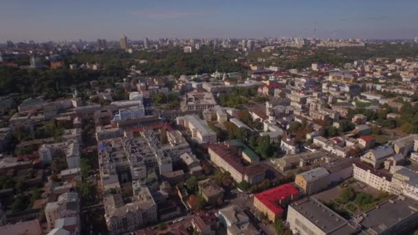 Vista aérea urbana. Volando por encima de Podil - zona residencial histórica de Kiev — Vídeo de stock