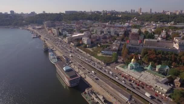 Vue aérienne sur un embouteillage sur le remblai d'une grande rivière — Video