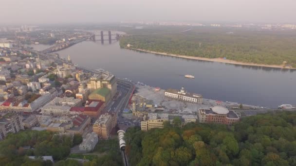 Hava kentsel görünümünü. Uçan büyük bir Nehri - Kiev tarihi alanı yakınında — Stok video