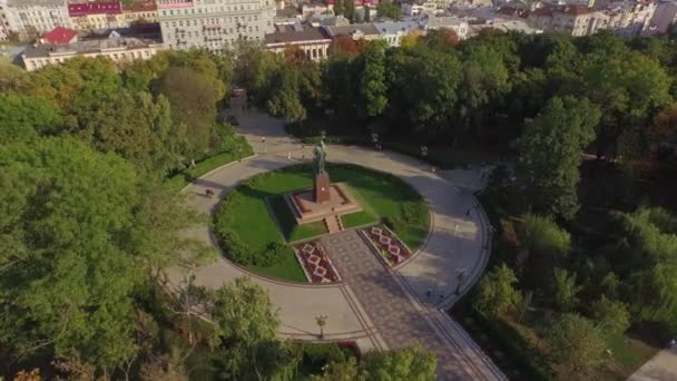 Grüner zentraler Park mit dem Tschewtschenko-Denkmal in Kiew. Luftbild.