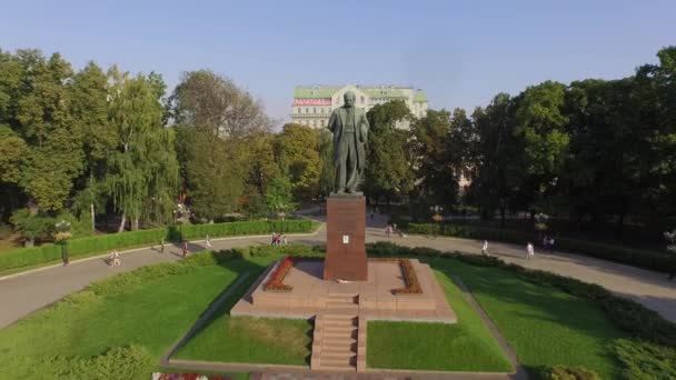 Parque central verde com o monumento T.Shevchenko em Kiev. Vista aérea . — Vídeo de Stock