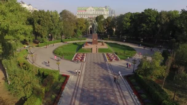 Zelený central park s T.Shevchenko pomník v Kyjevě. Letecký pohled. — Stock video