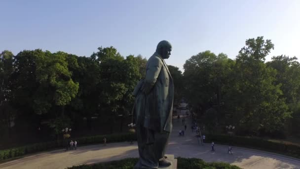 Green central park with the T.Shevchenko monument in Kiev. Aerial view. — Stock Video