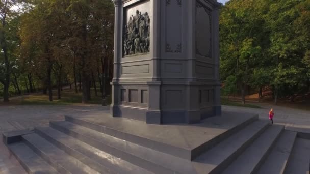 Saint Volodymyr Monument  who christened Kievan Rus.  Aerial filming. — Stock Video