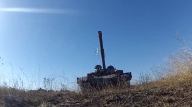 Tank doğrudan kameraya gidiyor. Ukrayna, 22 Ekim 2015.