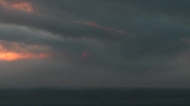 Güneşin görünür duman bulutların arkasından