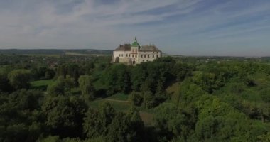 Lviv city yakınındaki Ortaçağ Olesko Kalesi. Bu pitoresk bir tepenin üzerinde duruyor. Hava