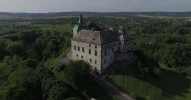 Lviv city yakınındaki Ortaçağ Olesko Kalesi. Bu pitoresk bir tepenin üzerinde duruyor. Hava