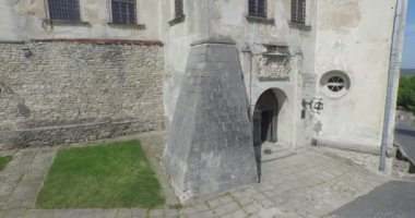 Lviv city yakınındaki Ortaçağ Olesko Kalesi. Bu pitoresk bir tepenin üzerinde duruyor. Hava