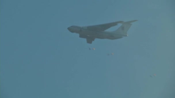 Soldaten springen uit een militair vliegtuig — Stockvideo