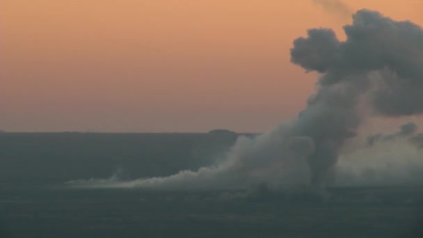 Campo de batalla en llamas: el bombardeo de artillería pesada — Vídeos de Stock