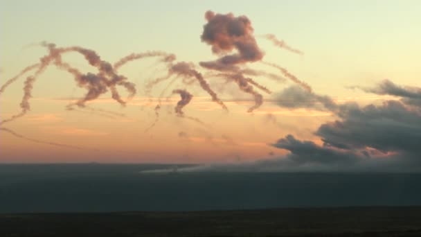 Battlefield in fire: the bombardment of heavy artillery — Stock Video