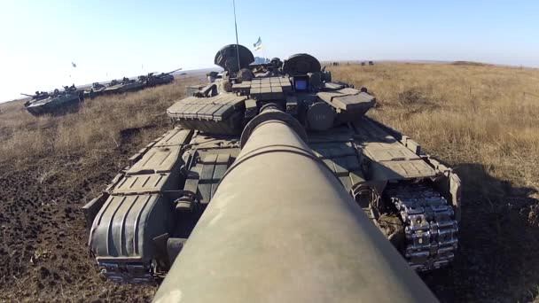 Tank met camera op het grote kaliber kanon draait zijn geschutskoepel. Oekraïne, oktober 22, 2015. — Stockvideo