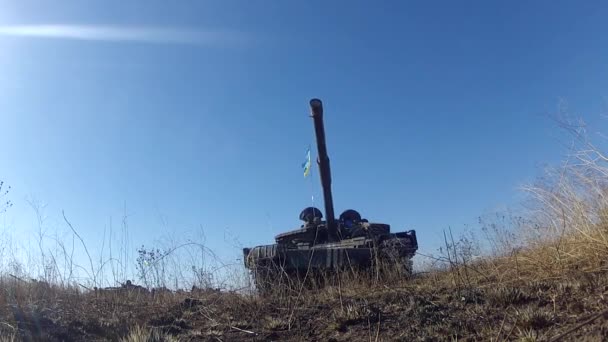 タンクはカメラに直接移動します。ウクライナ、2015年10月22日. — ストック動画