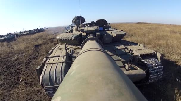 Tank se pohybuje vpřed s kamerou na velké dělo. Ukrajina, 22. října 2015. — Stock video