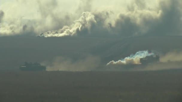 Infantería combatiendo vehículos en el campo de batalla con humo — Vídeos de Stock