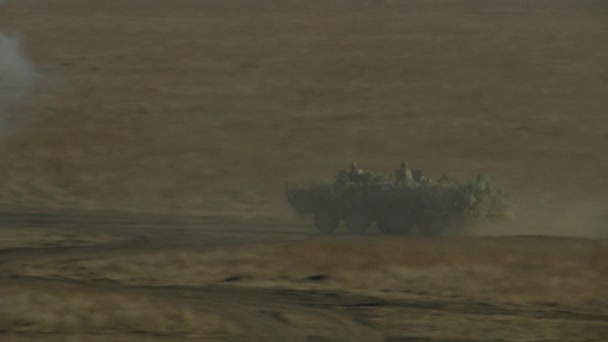 Боевая машина пехоты на поле боя — стоковое видео