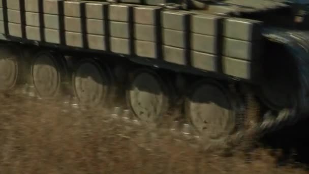 Tank op het slagveld — Stockvideo