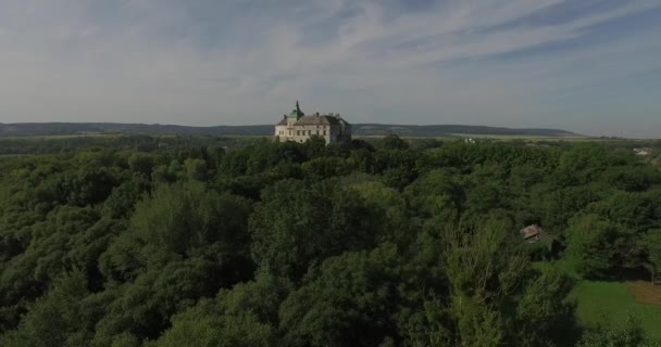 Medeltida Olesko slott nära Lviv city. Det ligger på en pittoresk kulle. Antenn — Stockvideo