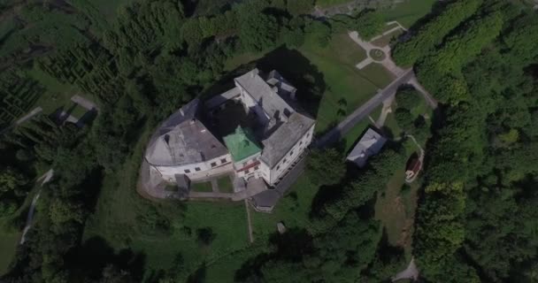 Lviv city yakınındaki Ortaçağ Olesko Kalesi. Bu pitoresk bir tepenin üzerinde duruyor. Hava — Stok video