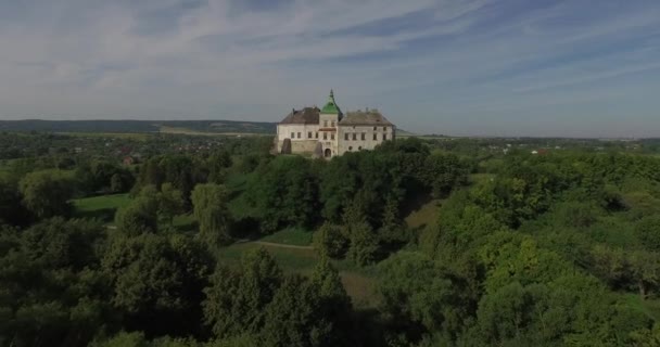 Castello medievale di Olesko vicino alla città di Leopoli. Sorge su una pittoresca collina. Aerea — Video Stock