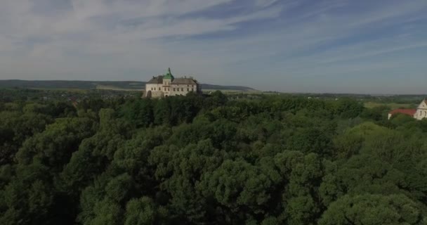 Középkori Olesko vár Lviv város közelében. Egy festői dombon áll. Légi — Stock videók