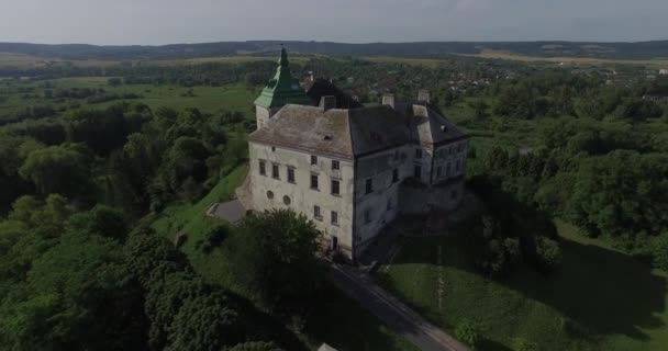 Middeleeuwse Olesko kasteel in de buurt van Lviv stad. Het staat op een pittoreske heuvel. Luchtfoto — Stockvideo