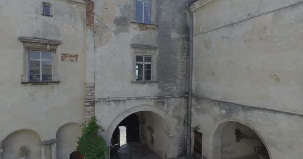 Medeltida Olesko slott nära Lviv city. Det ligger på en pittoresk kulle. Antenn — Stockvideo