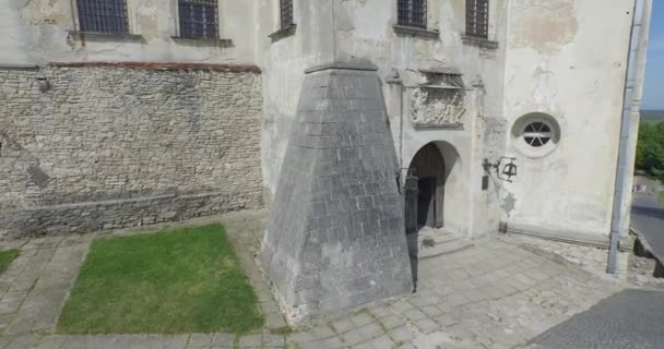 Castello medievale di Olesko vicino alla città di Leopoli. Sorge su una pittoresca collina. Aerea — Video Stock