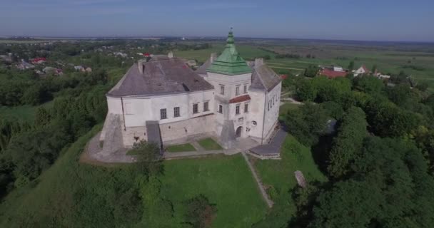 Castello medievale di Olesko vicino alla città di Leopoli. Sorge su una pittoresca collina. Aerea — Video Stock