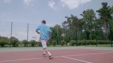 Bacaklar hüner Tenis atış arasında. Ağır çekim