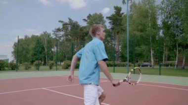Bacaklar hüner Tenis atış arasında. Ağır çekim