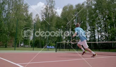 İnanılmaz Tenis vurdu. Oyuncu kendini atlar ve Top hits