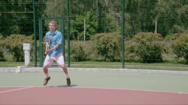 Backhand vuruş. Güçlü Tenis vurdu. Ağır çekim.